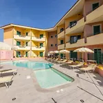 Spacious Near & Pool Apartment