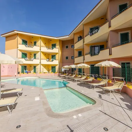 Spacious Near & Pool Apartment
