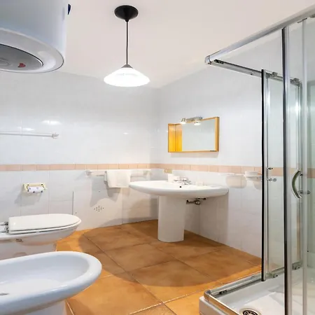 Spacious Near & Pool דירה