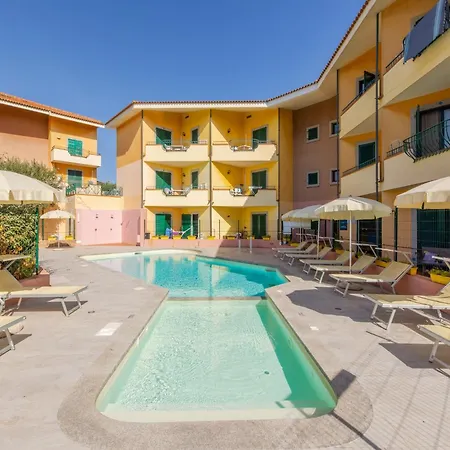 Spacious Near & Pool Apartment