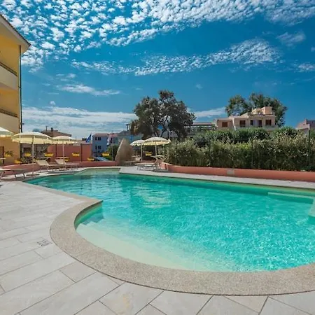 Spacious Near & Pool Apartment *